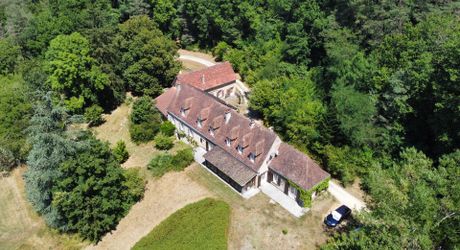 In Périgord Noir, in the Vézère valley, on over 6 hectares, property with lovely views comprising a large main house and a guest house.