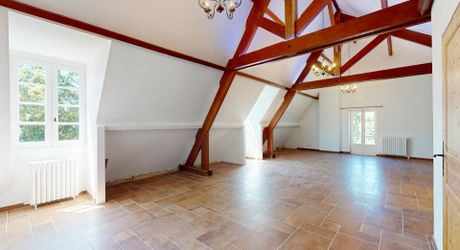 In Périgord Noir, in the Vézère valley, on over 6 hectares, property with lovely views comprising a large main house and a guest house.