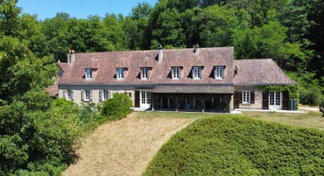 In Périgord Noir, in the Vézère valley, on over 6 hectares, property with lovely views comprising a large main house and a guest house.