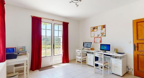 In Périgord Noir, in the Vézère valley, on over 6 hectares, property with lovely views comprising a large main house and a guest house.