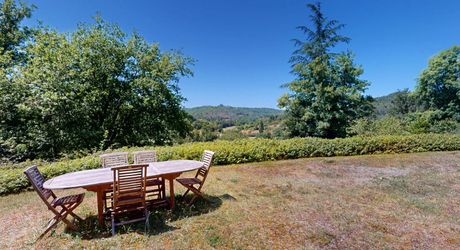 In Périgord Noir, in the Vézère valley, on over 6 hectares, property with lovely views comprising a large main house and a guest house.