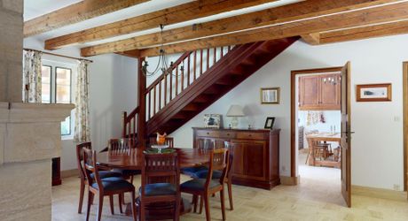 In Périgord Noir, in the Vézère valley, on over 6 hectares, property with lovely views comprising a large main house and a guest house.