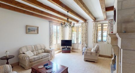In Périgord Noir, in the Vézère valley, on over 6 hectares, property with lovely views comprising a large main house and a guest house.