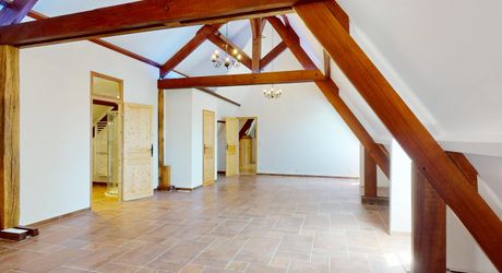 In Périgord Noir, in the Vézère valley, on over 6 hectares, property with lovely views comprising a large main house and a guest house.
