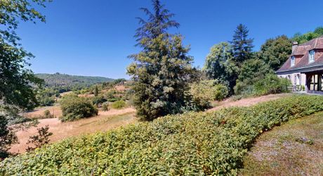 In Périgord Noir, in the Vézère valley, on over 6 hectares, property with lovely views comprising a large main house and a guest house.