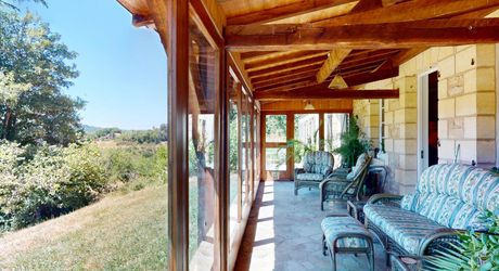 In Périgord Noir, in the Vézère valley, on over 6 hectares, property with lovely views comprising a large main house and a guest house.