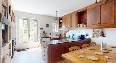 In Périgord Noir, in the Vézère valley, on over 6 hectares, property with lovely views comprising a large main house and a guest house.
