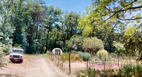 In Périgord Noir, in the Vézère valley, on over 6 hectares, property with lovely views comprising a large main house and a guest house.