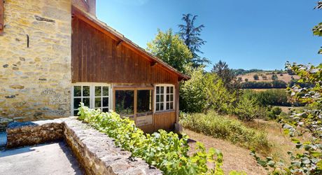 In Périgord Noir, in the Vézère valley, on over 6 hectares, property with lovely views comprising a large main house and a guest house.