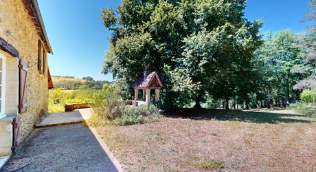 In Périgord Noir, in the Vézère valley, on over 6 hectares, property with lovely views comprising a large main house and a guest house.