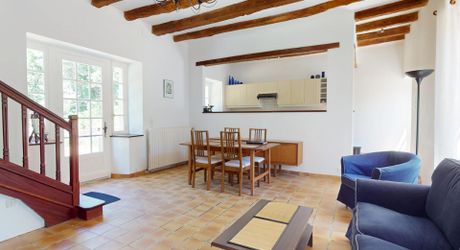 In Périgord Noir, in the Vézère valley, on over 6 hectares, property with lovely views comprising a large main house and a guest house.