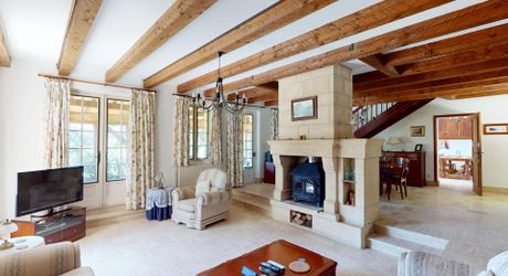 In Périgord Noir, in the Vézère valley, on over 6 hectares, property with lovely views comprising a large main house and a guest house.