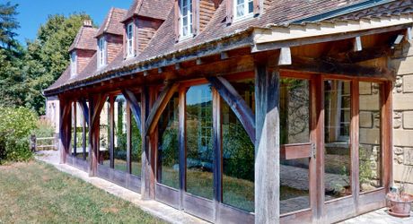 In Périgord Noir, in the Vézère valley, on over 6 hectares, property with lovely views comprising a large main house and a guest house.
