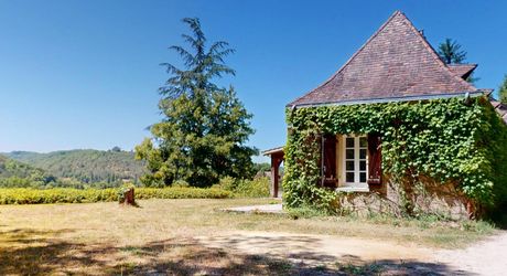 In Périgord Noir, in the Vézère valley, on over 6 hectares, property with lovely views comprising a large main house and a guest house.