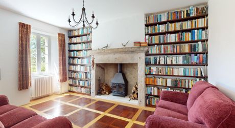 In Périgord Noir, in the Vézère valley, on over 6 hectares, property with lovely views comprising a large main house and a guest house.