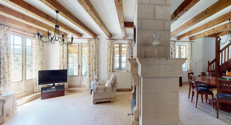In Périgord Noir, in the Vézère valley, on over 6 hectares, property with lovely views comprising a large main house and a guest house.