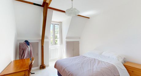 In Périgord Noir, in the Vézère valley, on over 6 hectares, property with lovely views comprising a large main house and a guest house.