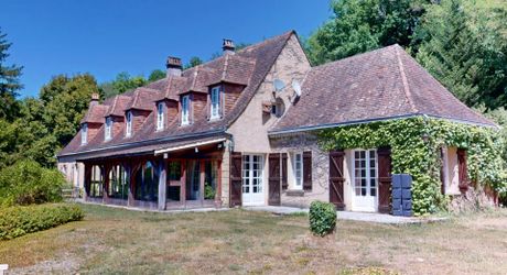 In Périgord Noir, in the Vézère valley, on over 6 hectares, property with lovely views comprising a large main house and a guest house.