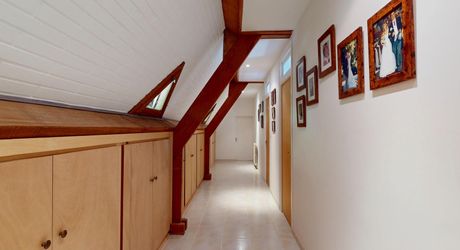 In Périgord Noir, in the Vézère valley, on over 6 hectares, property with lovely views comprising a large main house and a guest house.