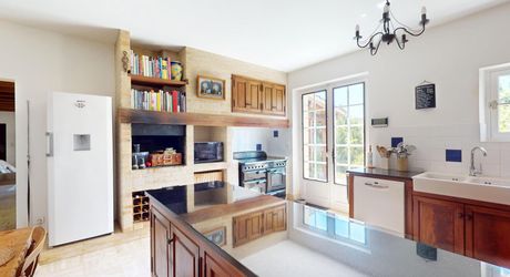 In Périgord Noir, in the Vézère valley, on over 6 hectares, property with lovely views comprising a large main house and a guest house.