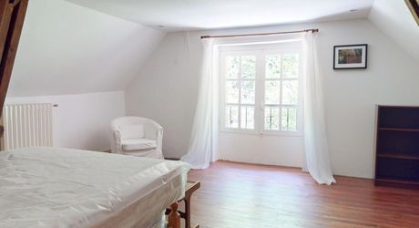 In Périgord Noir, in the Vézère valley, on over 6 hectares, property with lovely views comprising a large main house and a guest house.