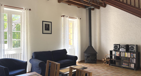 In Périgord Noir, in the Vézère valley, on over 6 hectares, property with lovely views comprising a large main house and a guest house.