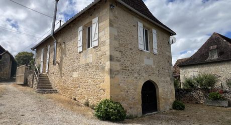 In the heart of the Périgord Noir, an authentic Périgord stone house with a barn in a small hamlet 15 minutes from Montignac-Lascaux.