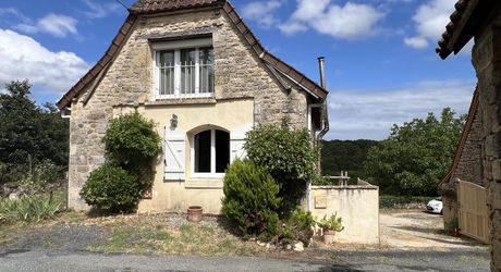 In the heart of the Périgord Noir, an authentic Périgord stone house with a barn in a small hamlet 15 minutes from Montignac-Lascaux.