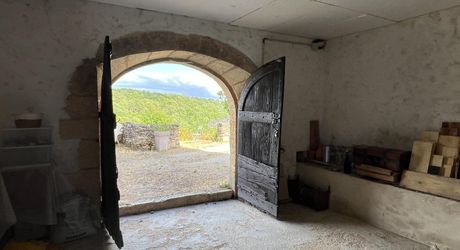 In the heart of the Périgord Noir, an authentic Périgord stone house with a barn in a small hamlet 15 minutes from Montignac-Lascaux.