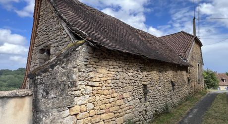 In the heart of the Périgord Noir, an authentic Périgord stone house with a barn in a small hamlet 15 minutes from Montignac-Lascaux.