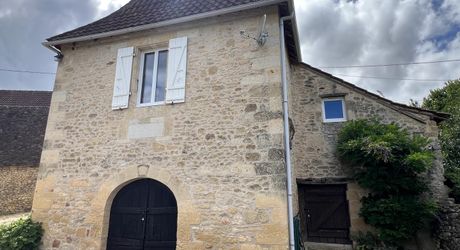 In the heart of the Périgord Noir, an authentic Périgord stone house with a barn in a small hamlet 15 minutes from Montignac-Lascaux.