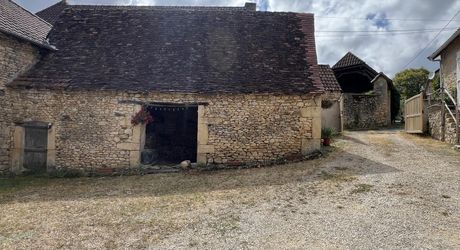In the heart of the Périgord Noir, an authentic Périgord stone house with a barn in a small hamlet 15 minutes from Montignac-Lascaux.