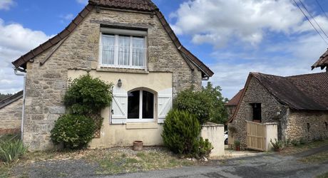 In the heart of the Périgord Noir, an authentic Périgord stone house with a barn in a small hamlet 15 minutes from Montignac-Lascaux.
