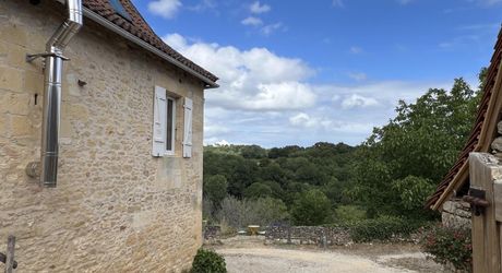 In the heart of the Périgord Noir, an authentic Périgord stone house with a barn in a small hamlet 15 minutes from Montignac-Lascaux.