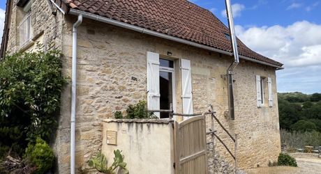 In the heart of the Périgord Noir, an authentic Périgord stone house with a barn in a small hamlet 15 minutes from Montignac-Lascaux.