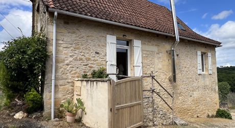 In the heart of the Périgord Noir, an authentic Périgord stone house with a barn in a small hamlet 15 minutes from Montignac-Lascaux.