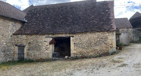 In the heart of the Périgord Noir, an authentic Périgord stone house with a barn in a small hamlet 15 minutes from Montignac-Lascaux.