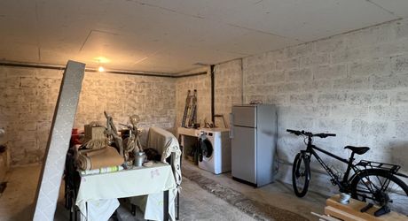 In the heart of the Périgord Noir, an authentic Périgord stone house with a barn in a small hamlet 15 minutes from Montignac-Lascaux.