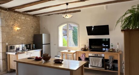 In the heart of the Périgord Noir, an authentic Périgord stone house with a barn in a small hamlet 15 minutes from Montignac-Lascaux.
