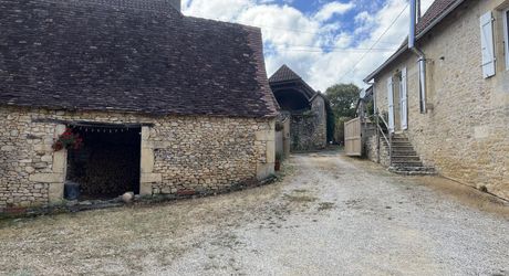 In the heart of the Périgord Noir, an authentic Périgord stone house with a barn in a small hamlet 15 minutes from Montignac-Lascaux.