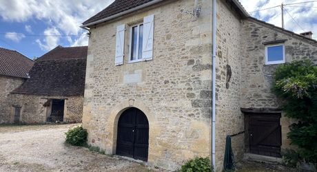 In the heart of the Périgord Noir, an authentic Périgord stone house with a barn in a small hamlet 15 minutes from Montignac-Lascaux.