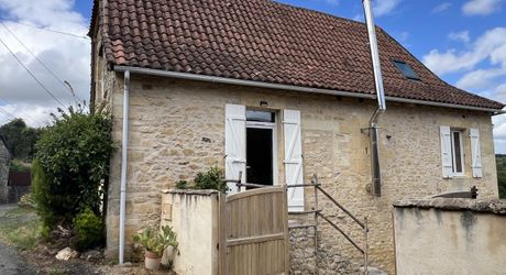 In the heart of the Périgord Noir, an authentic Périgord stone house with a barn in a small hamlet 15 minutes from Montignac-Lascaux.