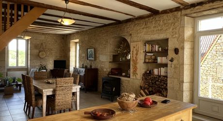In the heart of the Périgord Noir, an authentic Périgord stone house with a barn in a small hamlet 15 minutes from Montignac-Lascaux.