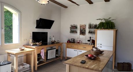 In the heart of the Périgord Noir, an authentic Périgord stone house with a barn in a small hamlet 15 minutes from Montignac-Lascaux.