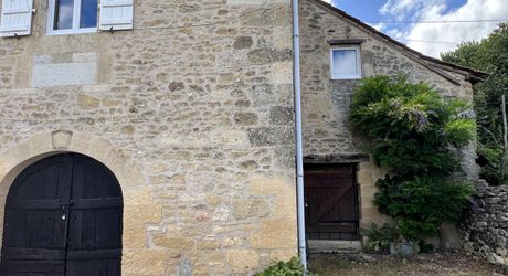 In the heart of the Périgord Noir, an authentic Périgord stone house with a barn in a small hamlet 15 minutes from Montignac-Lascaux.