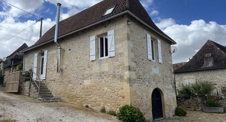 In the heart of the Périgord Noir, an authentic Périgord stone house with a barn in a small hamlet 15 minutes from Montignac-Lascaux.