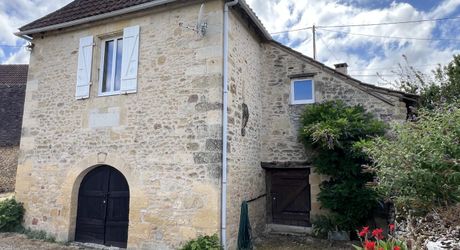 In the heart of the Périgord Noir, an authentic Périgord stone house with a barn in a small hamlet 15 minutes from Montignac-Lascaux.
