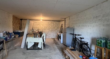 In the heart of the Périgord Noir, an authentic Périgord stone house with a barn in a small hamlet 15 minutes from Montignac-Lascaux.