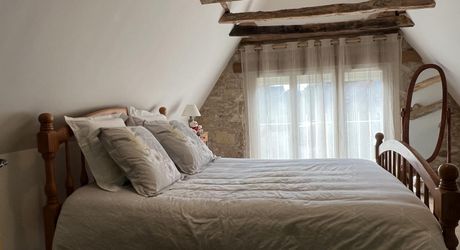 In the heart of the Périgord Noir, an authentic Périgord stone house with a barn in a small hamlet 15 minutes from Montignac-Lascaux.