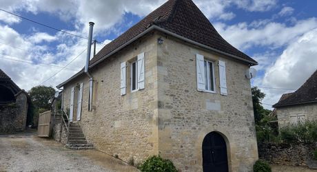 In the heart of the Périgord Noir, an authentic Périgord stone house with a barn in a small hamlet 15 minutes from Montignac-Lascaux.